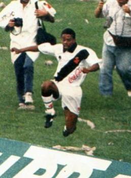 Dener comemorando um gol no Maracan�