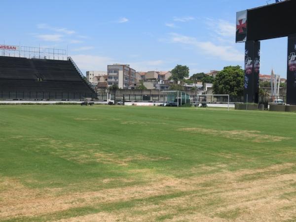 Gramado de So Janurio ainda apresenta muitas falhas a 11 dias da estreia do Vasco 