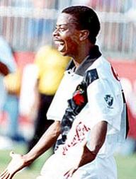 Dener comemorando gol