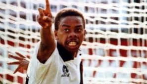 Dener comemorando gol