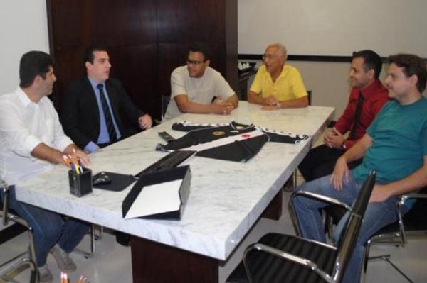 Advogado e torcedores reunidos para discutir ao