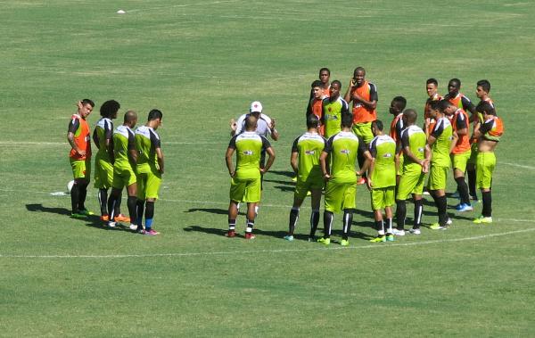 Adlson Batista conversa com o elenco no intervalo do coletivo desta tera
