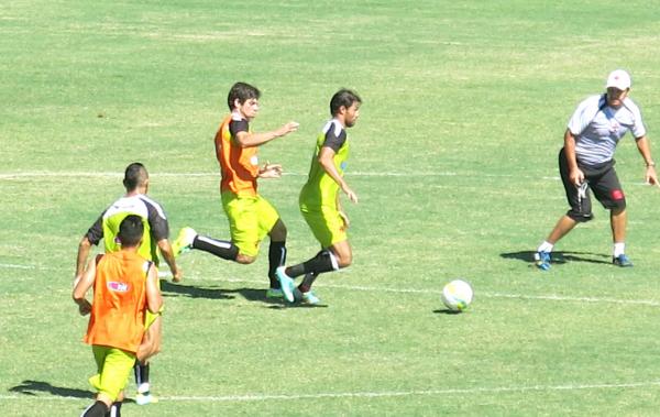 Juninho marca Pedro Ken observado de perto pelo tcnico Adlson Batista no coletivo do Vasco