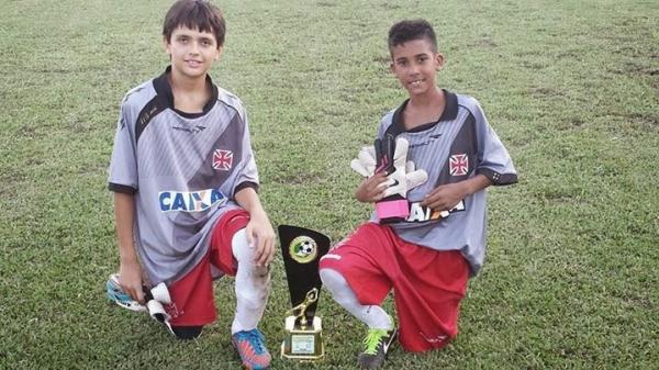 Goleiros do Pr-Mirim: Hugo (esquerda) e Jos Eduardo (direita)