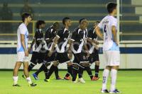 Jogadores comemoram gol de Edmlson