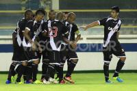 Jogadores comemoram gol de Edmlson