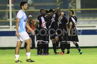 Jogadores comemoram gol de Edmlson