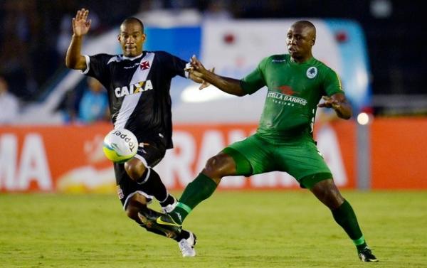 Rodrigo em campo na estreia do Estaudal contra o Boavista