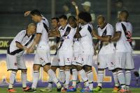 Jogadores comemoram gol de Montoya