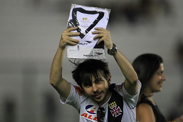 Scio Pedro Henrique ergue seu prmio aps gol