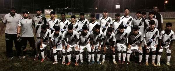 Vincius Almeida (primeiro da esquerda para direita) e time mirim do Vasco