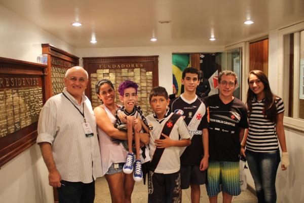 O vice-presidente de Relas Especializadas Joo Ernesto, Cristiane Vasconcelos com Francisco no colo e os primos.