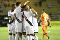 Jogadores comemoram gol contra