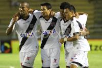 Jogadores comemoram gol contra