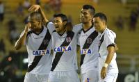 Jogadores comemoram gol contra