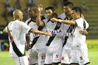 Jogadores comemoram gol contra