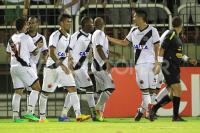 Jogadores comemoram gol de Bernardo