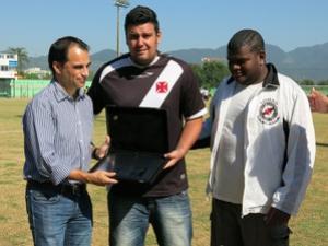 Rodrigo Caetano recebe a placa antes do treino deste sbado no CFZ