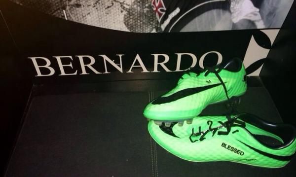 Nova chuteira do meia Bernardo, com a mensagem: 'Abenoado'