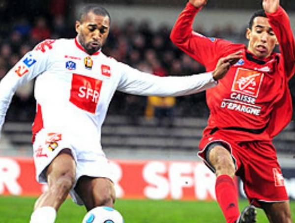 O ex-zagueiro Gder ( esq.) far a sua estreia no showbol