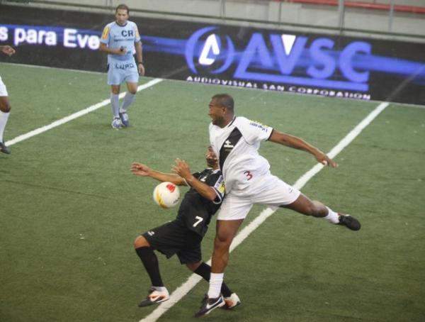 O zagueiro vascano Gder cometeu dois pnaltis na partida