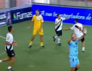 Substituto de Pedrinho, Siston comemora o seu nico gol na partida