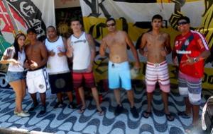 Vascanos decoram entorno do bar e chegam duas horas para ver o jogo