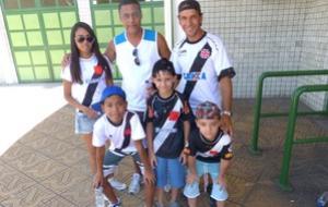 Famlia de Barra Mansa comparece para fazer as crianas mascotes do time