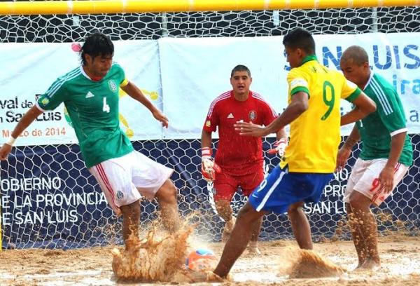 Mauricinho joga na areia molhada pela Copa San Luis de futebol de areia