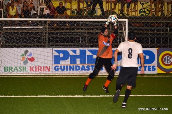 Goleiro Thiago defendeu duas cobranas e garantiu o ponto extra