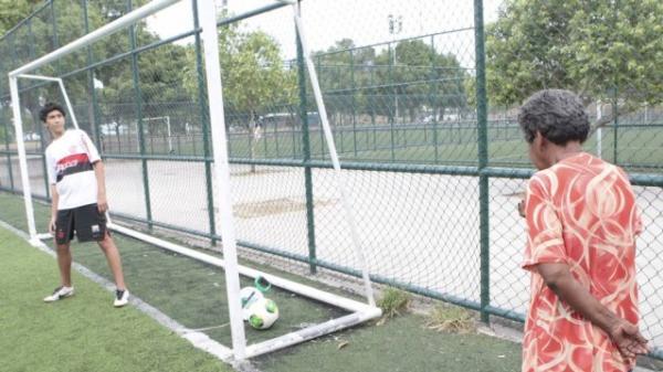 Dona Maria, de 70 anos, viu, claramente, que foi gol