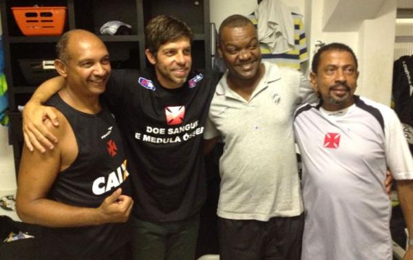 Juninho posa com o roupeiro Niltinho, com o motorista Edson e com o roupeiro Ado