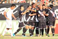 Jogadores comemoram gol de Thalles