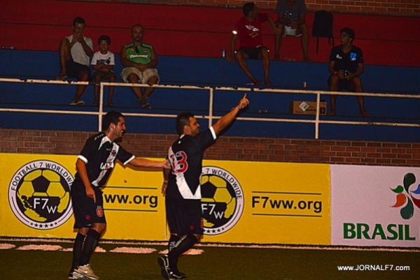 Marquinho (C) marcou um golao em cobrana de falta ensaiada