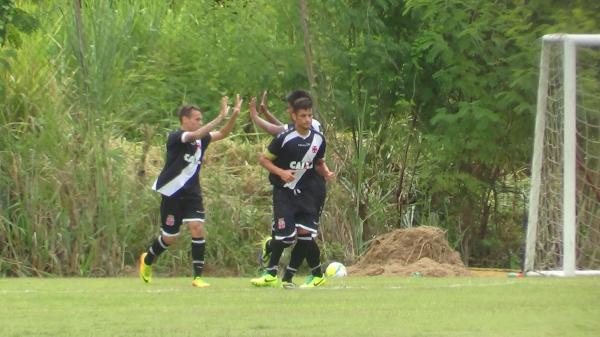 Jogadores do sub-20 comemorando gol