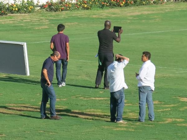 Membros do COL (Comit Olmpico Local) observam o gramado de So Januario