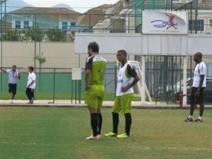 Douglas e Lorran conversam aps situao curiosa no treino do Vasco