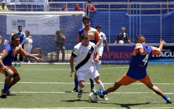 Pedrinho disputa bola na final