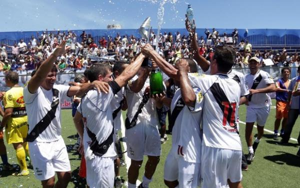 Jogadores vascanos comemoram o ttulo