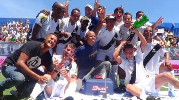 Jogadores vascanos comemoram o ttulo