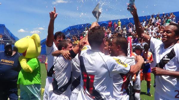 Jogadores vascanos comemoram o ttulo