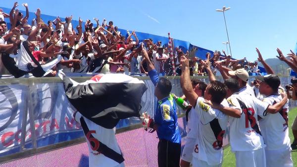 Jogadores vascanos comemoram o ttulo