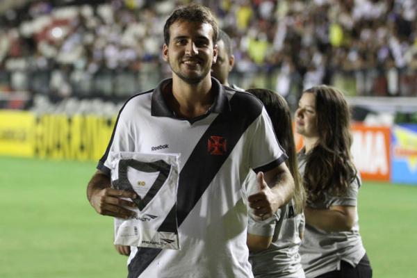Hugo Sillero marcou seu gol e ganhou uma camisa oficial.