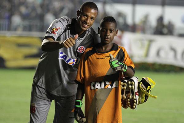 Lucas posou com Jordi no gramado. 