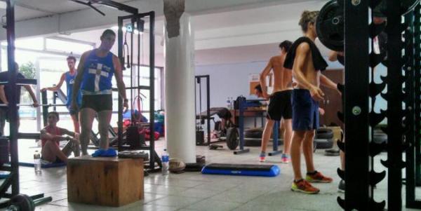Usando camisa do Vasco, Ariel se exercita na sala de musculao da seleo argentina, em Mar del Plata, visando os Jogos Sul-Americanos