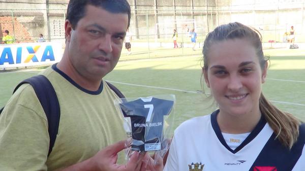 A catarinense Bruna Bielski foi uma das presenteadas pelo torcedor