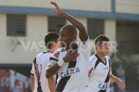 Jogadores comemoram gol de Edmlson