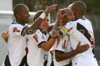 Jogadores comemoram gol de Edmlson