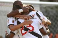 Jogadores comemoram gol de Edmlson