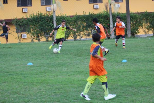 O rpido Pedrinho (com a bola)  um dos destaques da categoria vascana.